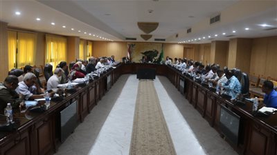 في اجتماعه برؤساء المدن.. محافظ الفيوم يوجه بسرعة إنهاء إجراءات تقنيين الأراضي