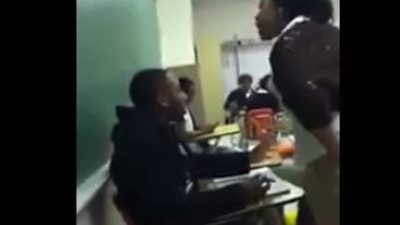 يا بنتي خليكي كيوت.. شاهد مشاجرة عنيفة بين طالبة وزميلها تنتهي بطريقة مفزعة 
