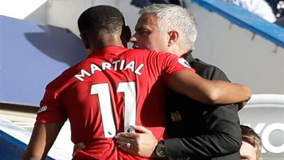 فيديو.. مارسيال يحيي جماهيره وينفي خلافه مع مورينيو 