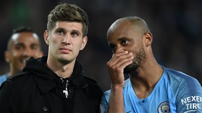 فينسنت كومباني يشيد بمدافع مانشستر سيتي