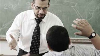 تلميذ يقطع رقبة مدرس والسبب!