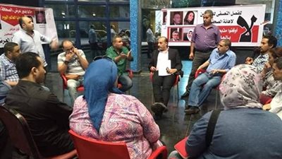 صور.. اعتصام صحفيو جريدة العالم للمطالبة بحل مشكلاتهم 