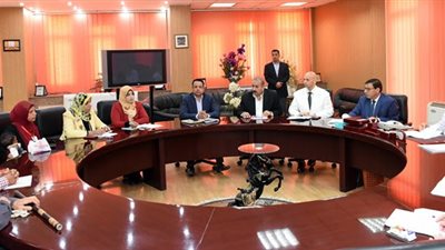 محافظ الشرقية يوفر الرعاية لطفلة تعاني من ضمور النخاع .. وهذا ما فعله لأسرتها 