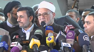 صورة لا تنسى .. الأزهر يحرج رئيس إيران في القاهرة