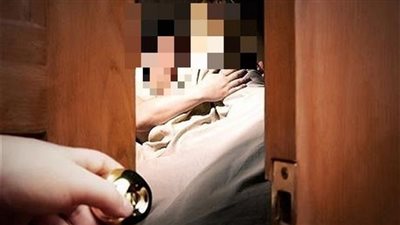على سريره .. فلاح يضبط زوجته في أحضان عشيقها بالبحيرة .. التفاصيل 