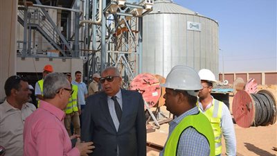 محافظ الوادي الجديد يتفقد مشروع صوامع الغلال بالكيلو 15 
