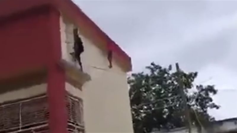 طفل ينقذ صديقه من