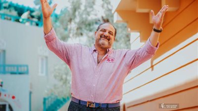 صور| في جلسة تصوير مبهجة .. خالد الصاوي بالشورت 