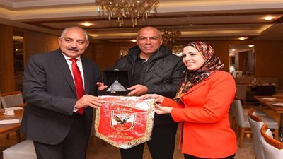 صور.. العامري فاروق يهدي السفارة المصرية بالجزائر درع وعلم الأهلي