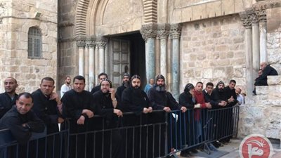 شاهد .. اعتداء قوات الاحتلال الإسرائيلي على رهبان كنيسة الأقباط 
