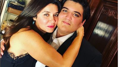 عبدالله الهواري ينشر صورة بصحبة والدته غادة عادل.. ويعلق: My lovely mom