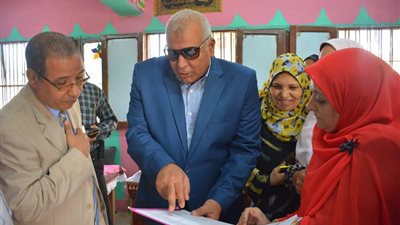 صور.. محافظ الوادي الجديد يمنح مدرسة ابتدائية 5 آلاف جنيه للأنشطة