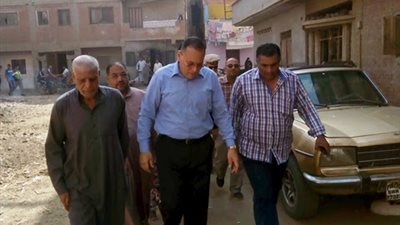 خلال جولته التفقدية.. محافظ الشرقية يكلف بإزالة المباني المخالفة بقرية النخاس