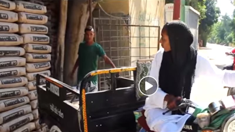تتحدى المجتمع وتعمل