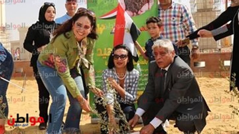 مايا مرسي تغرس شجرة