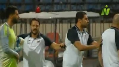 صور.. خناقة بين مدرب دجلة وحارس المقاصة عقب نهاية المباراة 