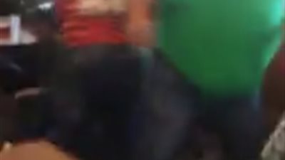 فيديو|  فوضي داخل مطعم بين ثلاث أشخاص والسبب! 