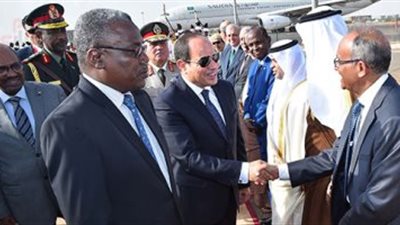الرئيس السيسي يصل إلى مطار الخرطوم لعقد قمة مع عمر البشير 