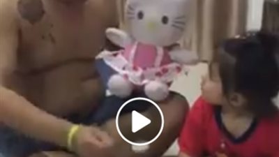 والله انت راجل عسل .. شاهد أب يخترع طريقة لإجبار طفله على تناول الطعام 