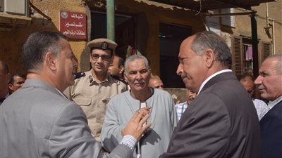 تكدس وازدحام المواطنين أمام السجل المدني بالفشن.. والمحافظ يرد