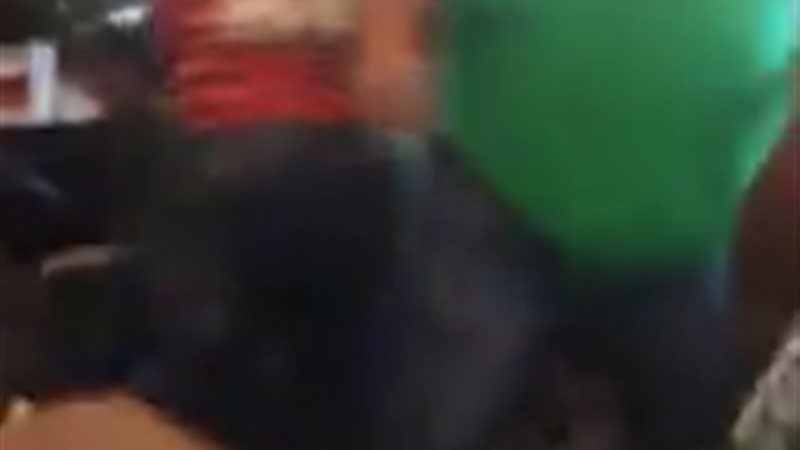  فوضي داخل مطعم بين