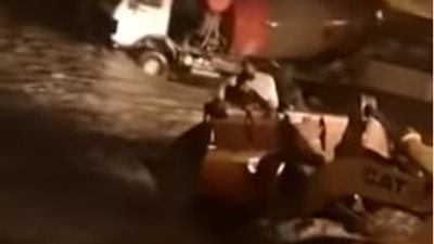 شاهد هندي ينقذ سعوديًا من الغرق بطريقة مبهرة 