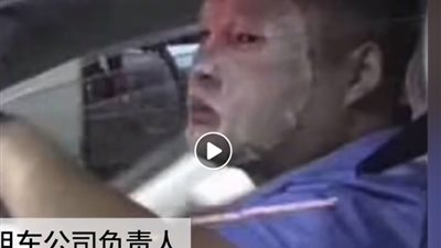 أنت رايق وفايق .. سائق يضع ماسك للوجه أثناء القيادة 
