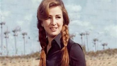 صور لا تنسى .. لقطة نادرة للفنانة نجلاء فتحي وشقيقتها .. هل تشبهها ؟