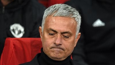نيفيل: أدعم بقاء مورينيو في مانشستر يونايتد