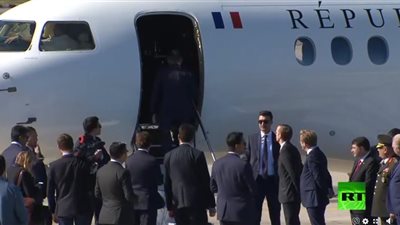فيديو.. لحظة وصول الرئيس الفرنسي إلى إسطنبول لحضور القمة الرباعية 