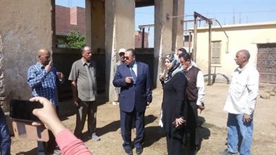 صور.. سكرتير أسيوط المساعد يتفقد أعمال منظومة تقنين وضع اليد بمركز القوصية