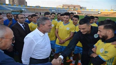 صور..محافظ الإسماعيلية يلتقي لاعبي الدراويش قبل لقاء الرجاء  
