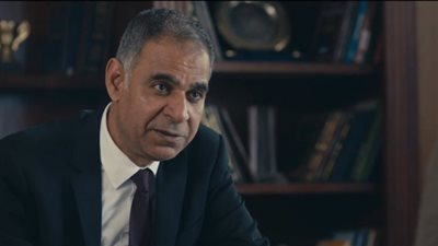 الفنان محمود البزاوي بيقلش على ابنه .. والسبب 