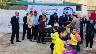صور.. مستقبل وطن  يوزع  حقائب المدرسية على طلاب مدارس السلام  بحضور عدد من النواب