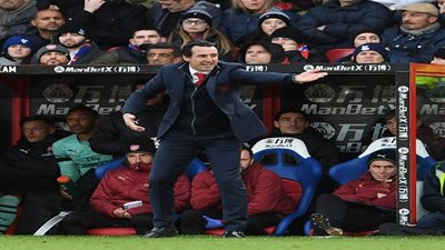 إيمري عن غضب أوزيل: أي لاعب يريد استكمال المباراة