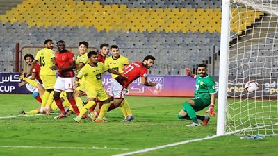 صور.. مشجع يطلب قميص نجم الأهلي في مباراة الوصل 
