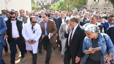 صور| رئيس الوزراء يزور مرضى الغسيل الكلوي بمركز الكلى الصناعي في ههيا