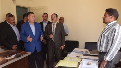 محافظ بني سويف يرصد عدد من السلبيات بالوحدة القروية بأبي صير الملق