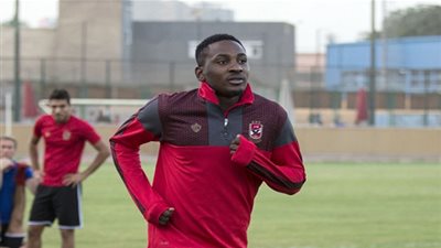طبيب الأهلي يطمئن علي برنامج تأهيل جونيور أجايي