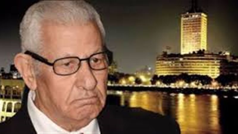 الكاتب الصحفي مكرم