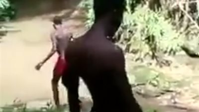 غبي منه فيه.. شاهد شاب يستعرض مهاراته في السباحة وكانت النهاية مروعة