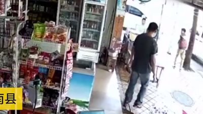 أنا عارف كل حاجة بس مدكن.. شاهد صبي يتعرض للضرب.. والسبب!!