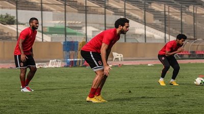 هشام محمد ومحمد هاني يؤديان جلسات استشفائية على هامش مران الأهلي