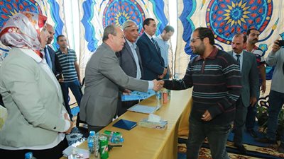 فيديو.. محافظ كفرالشيخ يوزع 92 وحدة سكنية على مستحقي مشروع الإسكان بقلين