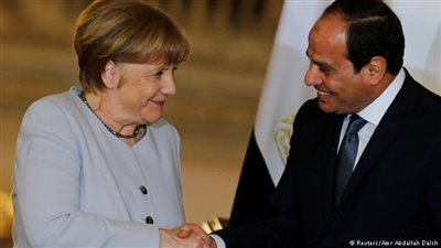بحرارة .. الرئيس السيسي يصافح المستشارة الألمانية أنجيلا ميركل 