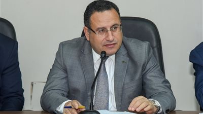 صور.. محافظ الإسكندرية يعقد لقاءه الجماهيري الثاني لحل مشكلات المواطنين 