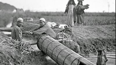 حكاية صورة | الطريقة البدائية في الري عام 1943 .. لن تتخيلها !