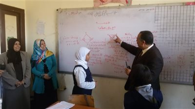 صور.. سكرتير مساعد أسيوط يتفقد مدرستين بصدفا ويتناول وجبة غذائية مع الطلاب