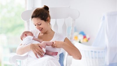 للأمهات.. أطعمة ونصائح لزيادة لبن الثدي فور الولادة