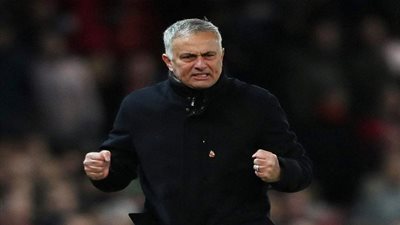 رئيس ريال مدريد السابق: بيريز يريد التعاقد مع مورينيو